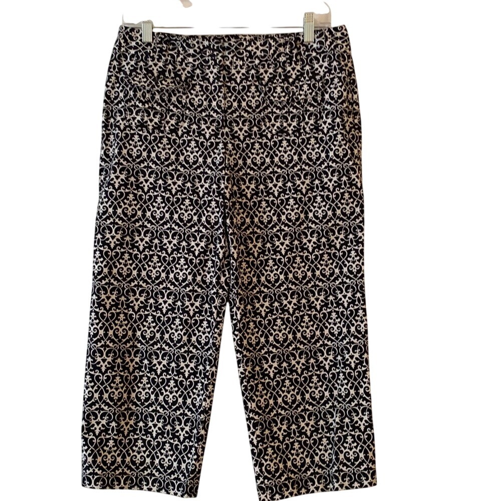 ANN TAYLOR. Margo. Beautiful black and white designed capri pants with p…